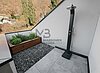 Foto mit Rendering Hochbeet und Außendusche als Veranschaulichung - foto con rendering aiuola con erbe aromatiche e doccia esterna per visualizzazione