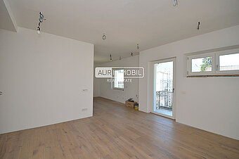 1 AUR1578 Living web