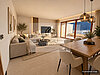 Warmes skandinavisches Wohnzimmer mit Bergblick(2)
