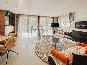 Wohn- Essbereich mit Holzofen, Balkon und Terrasse - zona cucina e living open space con stufa a legna, balcone e terrazza