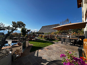 Luminoso quadrilocale con giardino, laghetto naturale e vista libera - Foto 1