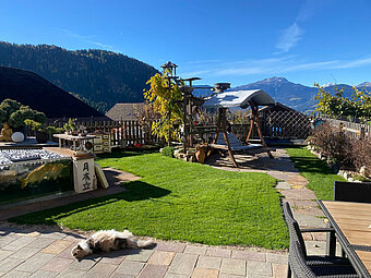 Luminoso quadrilocale con giardino, laghetto naturale e vista libera - Foto 1
