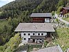 casa con fienile