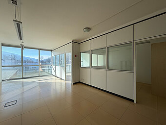 Ufficio luminoso con due posti auto in garage - Foto 1