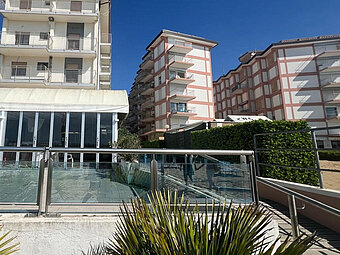 Trilocale spazioso con terrazza, piano alto, fronte mare - Foto 1