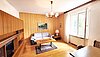 Geräumiges Wohnzimmer