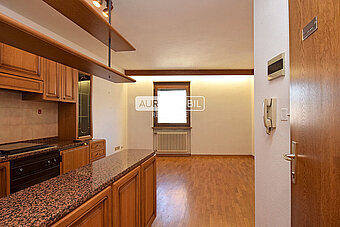 1 AUR1565 Entrance web