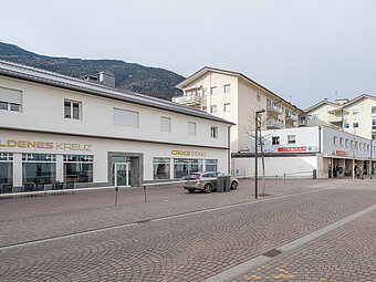 Trilocale soleggiato in posizione centrale con due balconi e contratto di locazione in essere - Foto 1