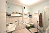 Badezimmer mit Dusche und Badewanne