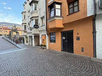 Negozio di pregio con piccolo giardino in centro storico - Foto 1