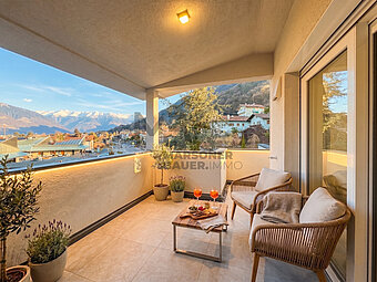 Stimmungsbild Terrasse mit Einrichtung KI - immagine illustrativo terrazza con arredamento AI