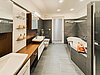 Bad mit Dusche, Badewanne und Balkon - bagno con doccia, vasca e balcone