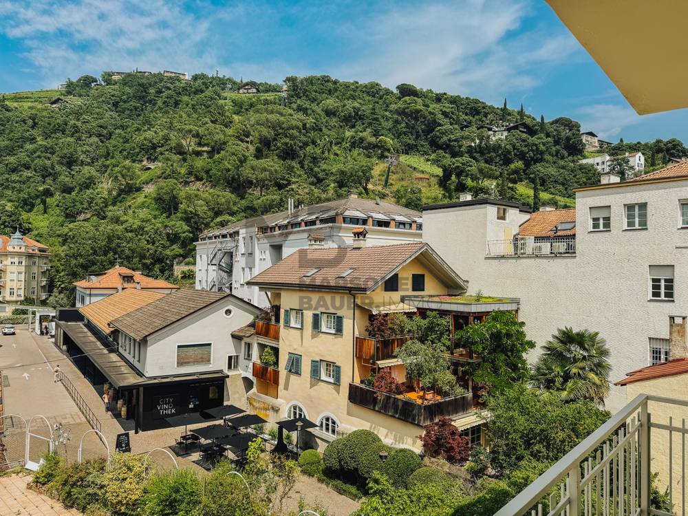 Blick vom Balkon Richtung Segenbühel/Dorf Tirol  - vista dal balcone verso Tirolo/Monte Benedetto