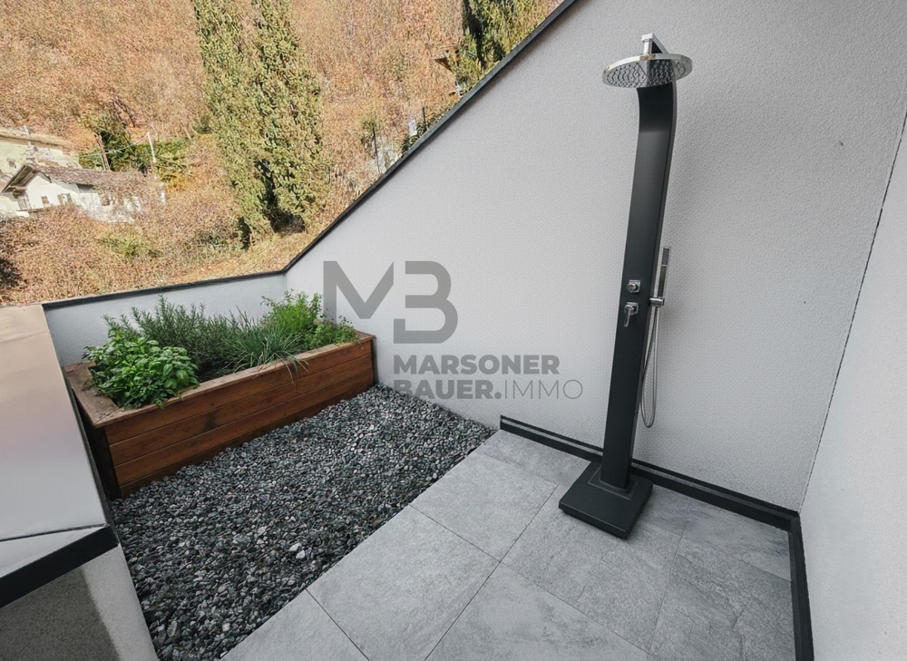 Foto mit Rendering Hochbeet und Außendusche als Veranschaulichung - foto con rendering aiuola con erbe aromatiche e doccia esterna per visualizzazione