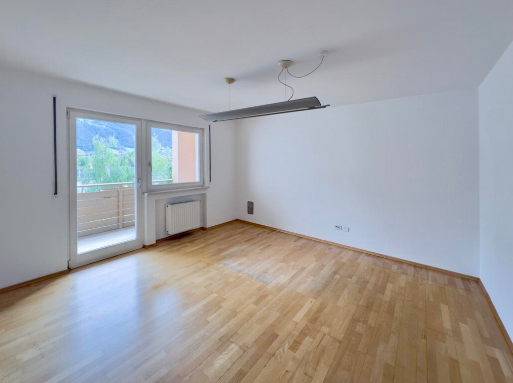 Ampio bilocale in posizione centrale con due balconi, cantina e garage - Foto 1