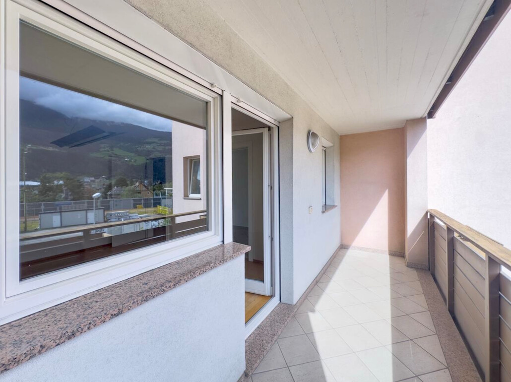 Ampio bilocale in posizione centrale con due balconi, cantina e garage - Foto 2