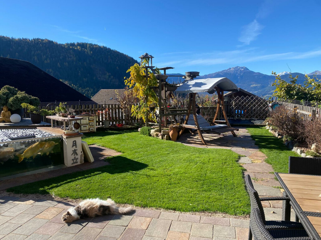 Luminoso quadrilocale con giardino, laghetto naturale e vista libera - Foto 1