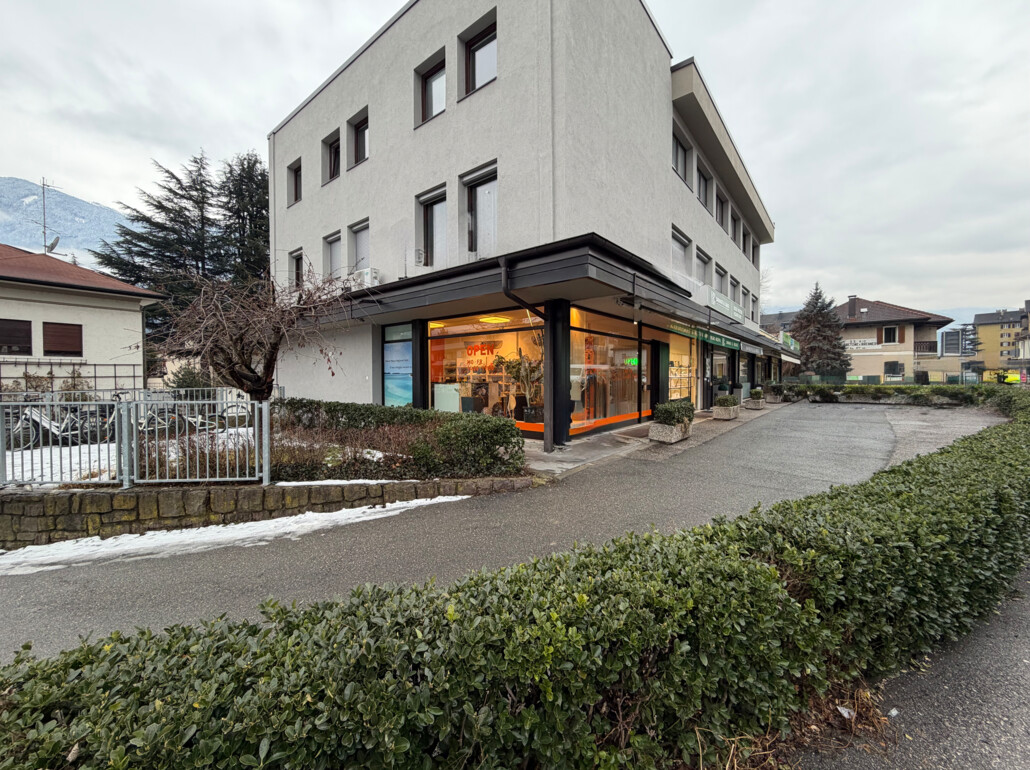 Ufficio/negozio commerciale ben visibile con ampia vetrina - Foto 1