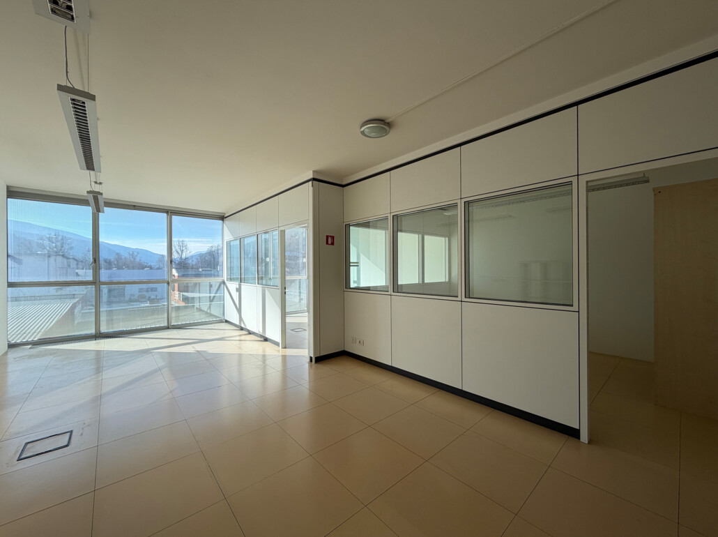 Ufficio luminoso con due posti auto in garage - Foto 1