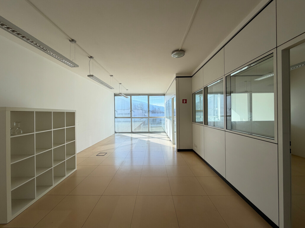 Ufficio luminoso con due posti auto in garage - Foto 2