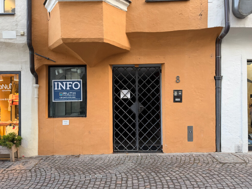 Negozio di pregio con piccolo giardino in centro storico - Foto 2