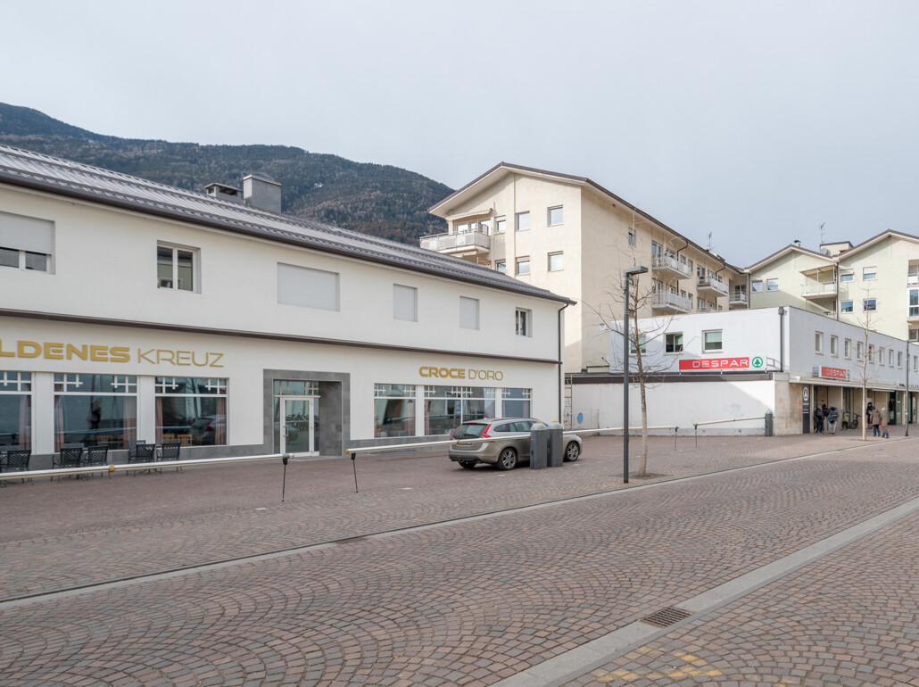 Trilocale soleggiato con due balconi e contratto di locazione, piano alto in essere - Foto 1