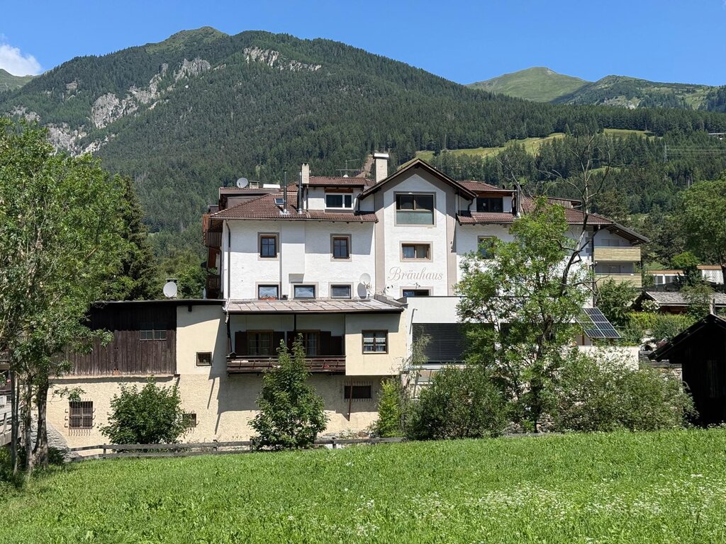 Casa con magazzini e tettoia coperta - Foto 1