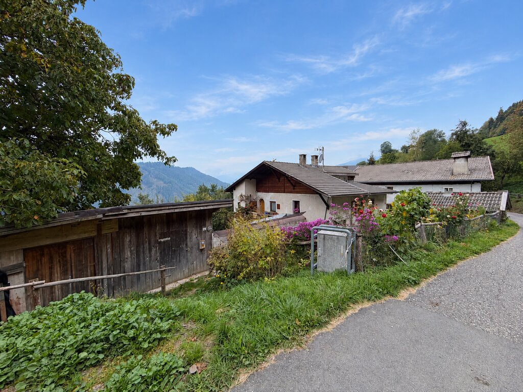Casa bifamiliare indipendente da ristrutturare in posizione idilliaca ad Eores - Foto 1
