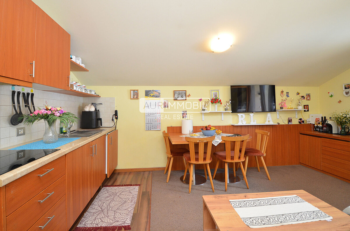 3 AUR1583 Kitchen web