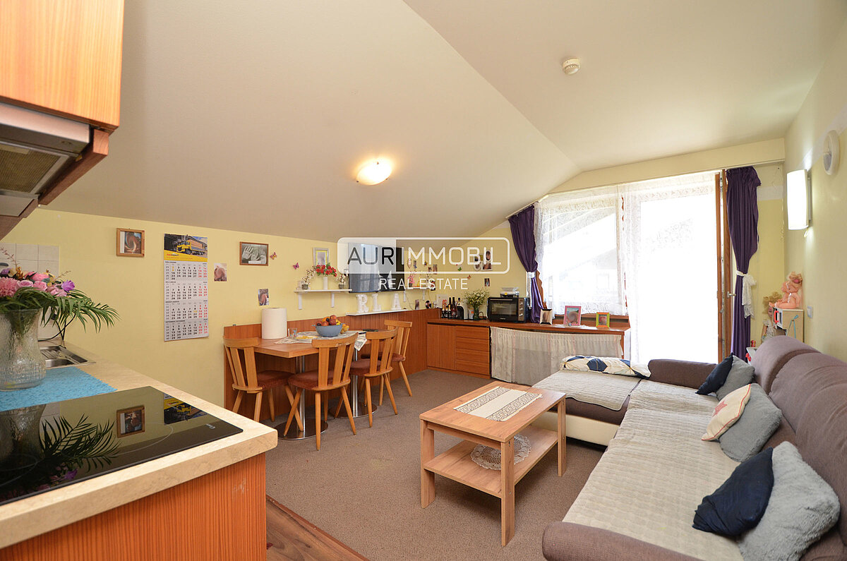 1 AUR1583 Living web