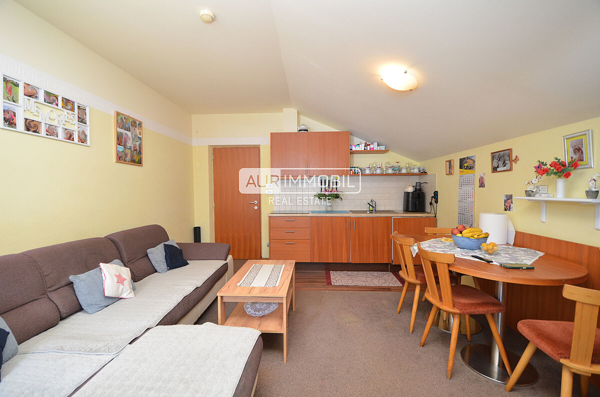 2 AUR1583 Living web