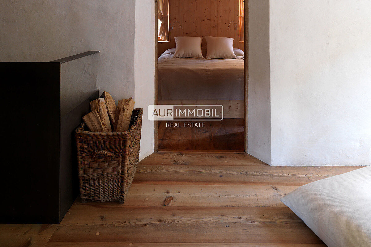 3 AUR1570-2 Ground floor - Hallway web