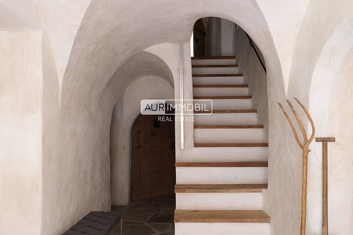 2 AUR1570 Ground floor - Entrance web