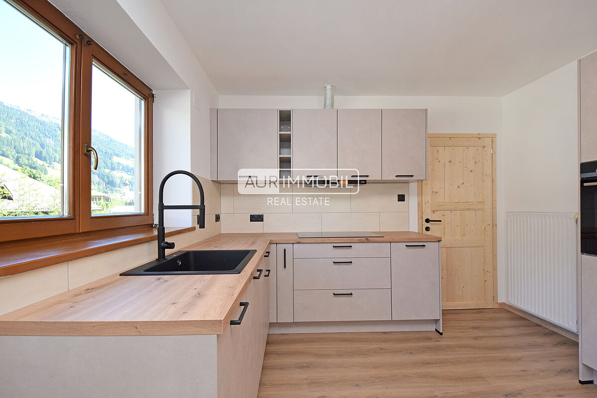 2 AUR1605 Kitchen web