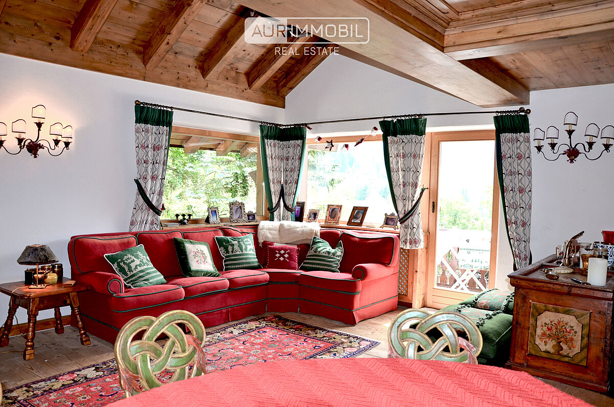 2 AUR1445 FirstFloor Living web