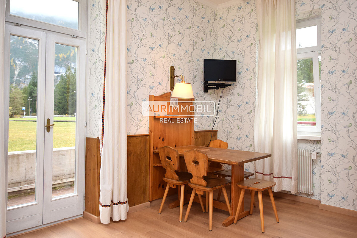 4 AUR1604 Dining area web