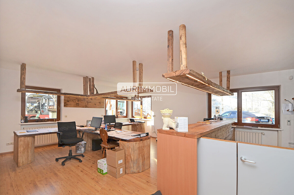 3 AUR1611 Office web