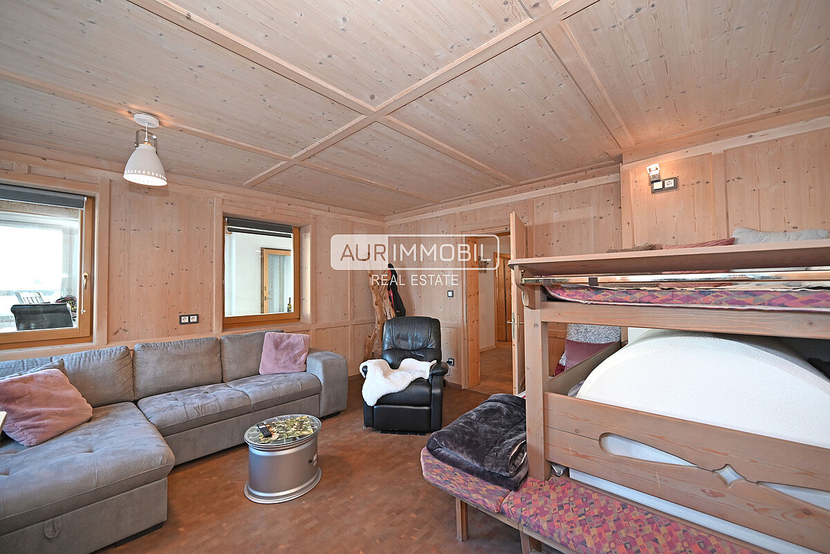 2 AUR1622 First Floor . Living web