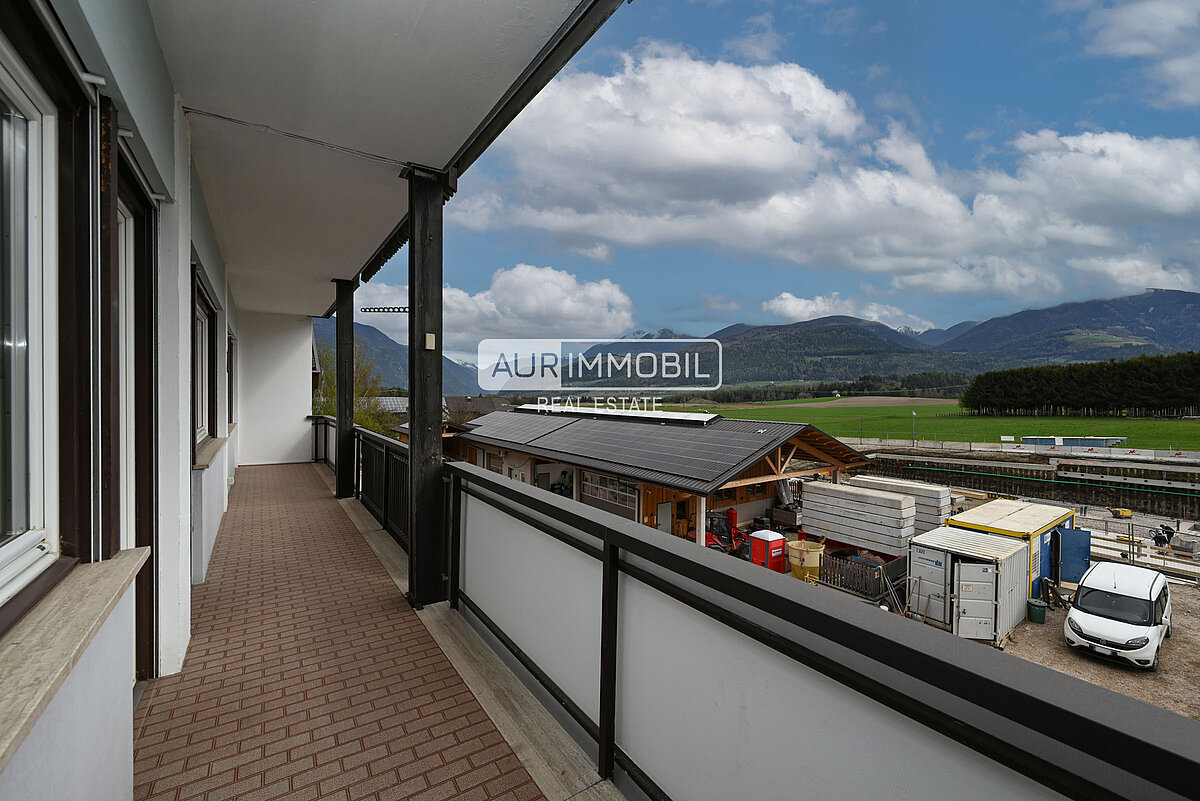 3 AUR1631 Balcony web