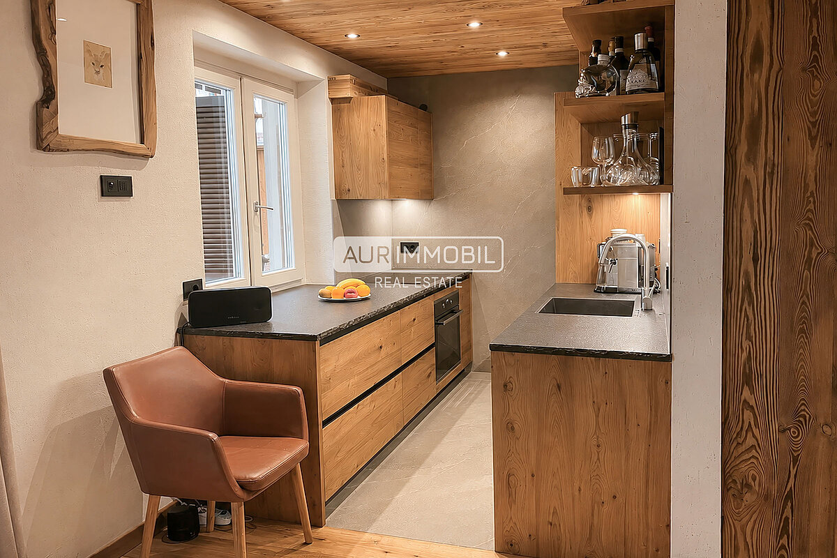 2 AUR1646 Kitchen web