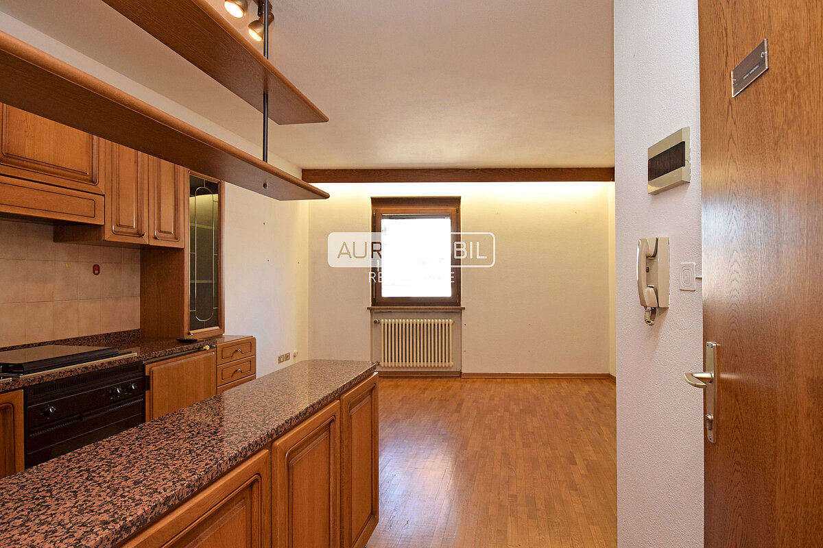 1 AUR1565 Entrance web