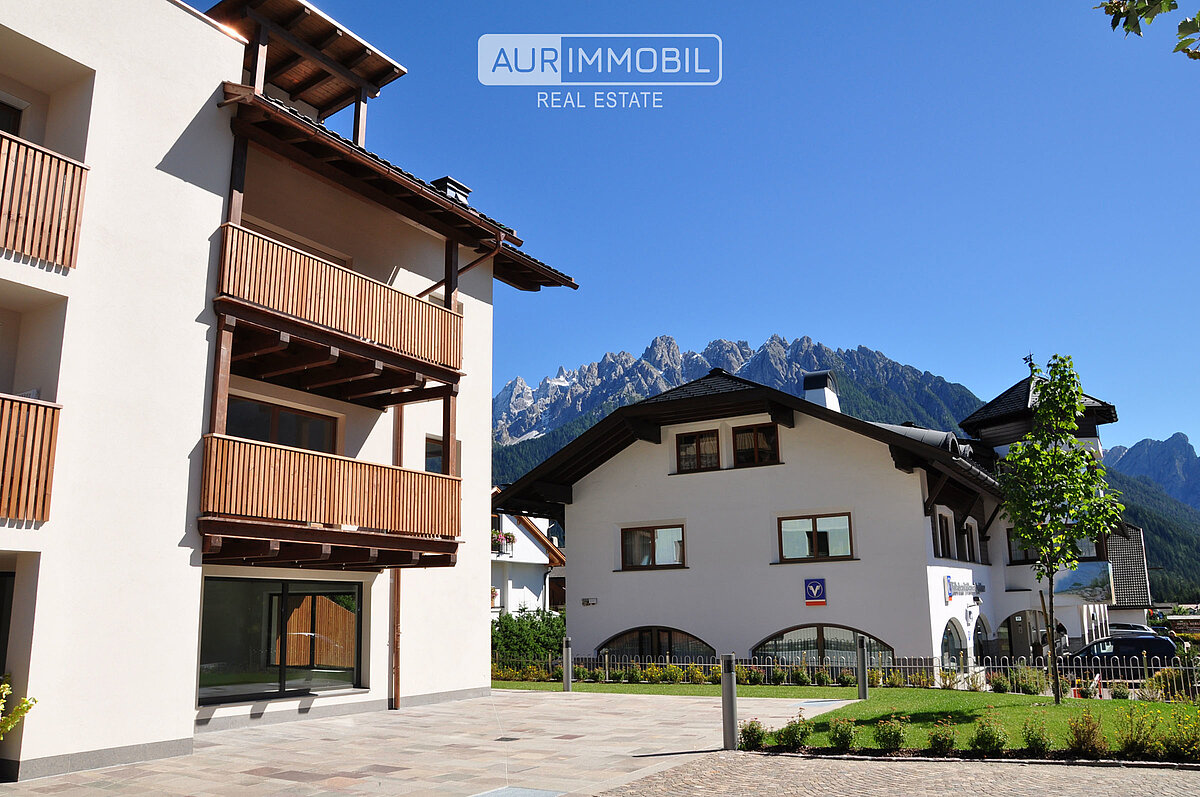 3 AUR996-B1 Lot View web