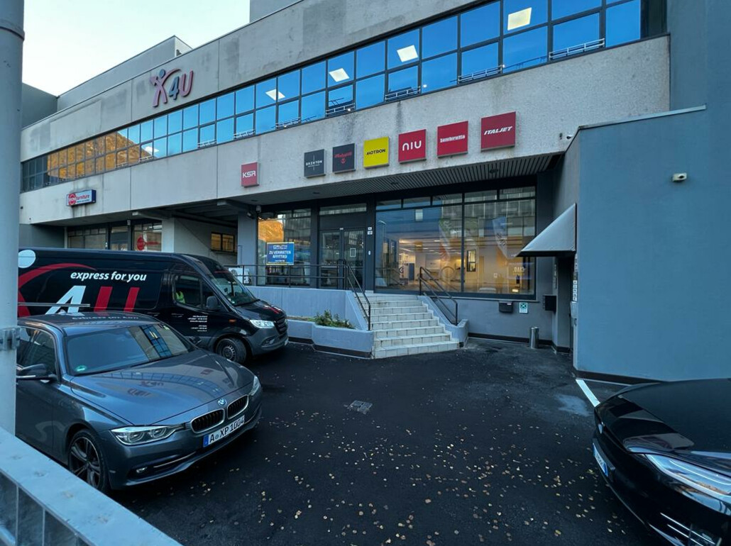 Afittasi ampia superficie commerciale (showroom/ufficio) - Foto 1