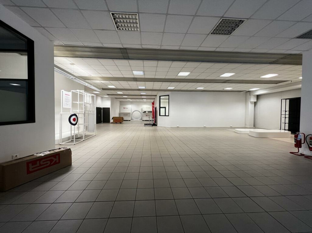 Afittasi ampia superficie commerciale (showroom/ufficio) - Foto 2