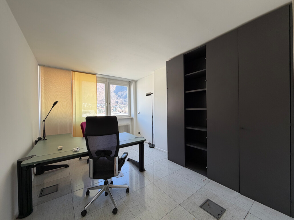 Ampio ufficio al terzo piano: 260 mq con ottimo arredamento - Foto 2