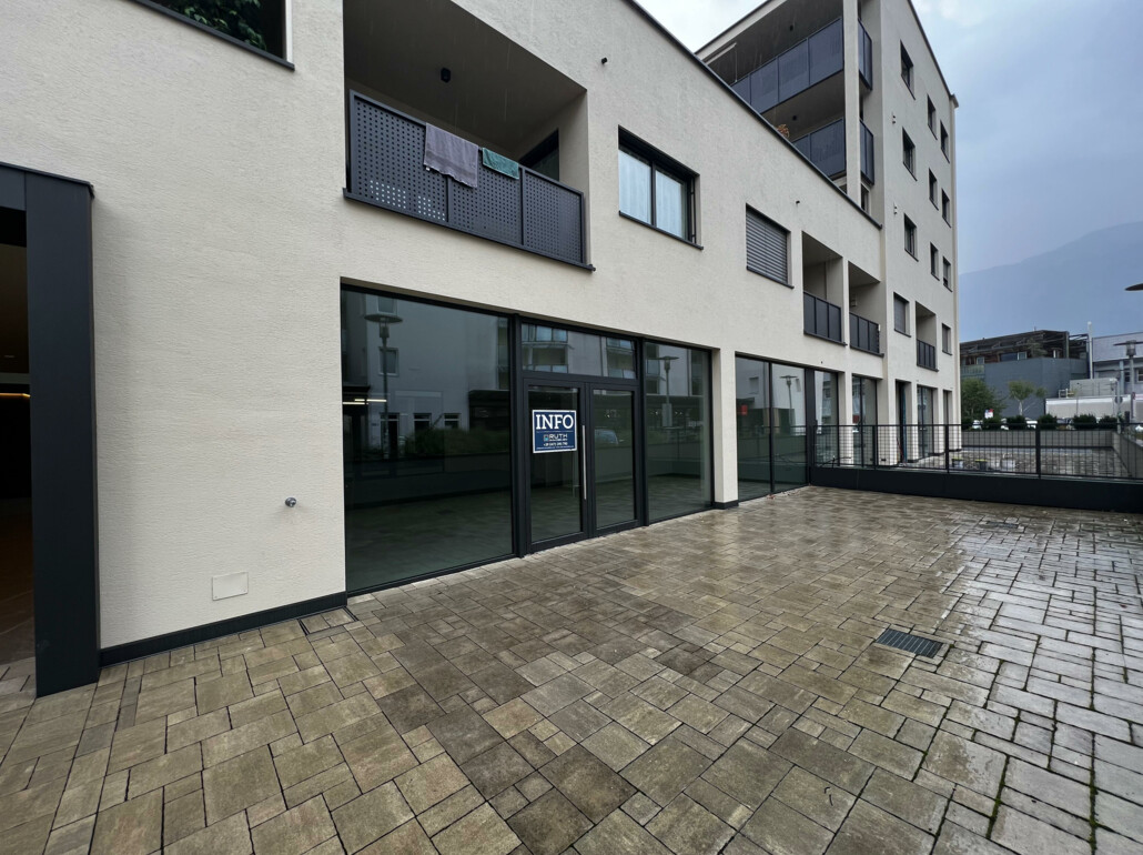 Nuovo, bellissimo negozio con ampia vetrina e cortile interno - Foto 1