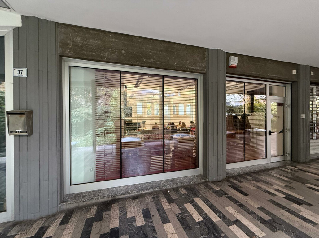 Ampio locale commerciale locato con rendimento di circa il 7,39 % - Foto 1