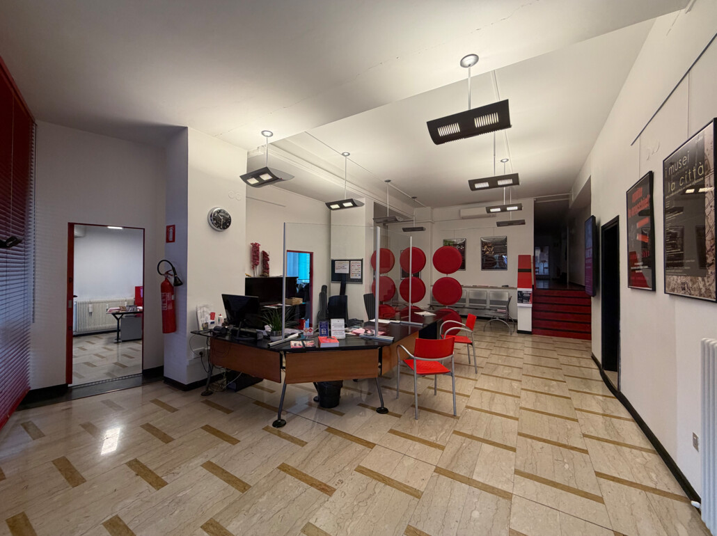 Ampio locale commerciale locato con rendimento di circa il 7,39 % - Foto 2