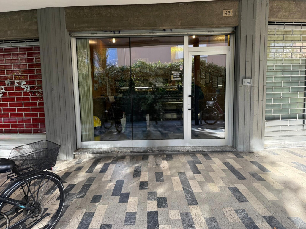 Piccolo locale commerciale locato con rendimento di circa il 7,34 % - Foto 1