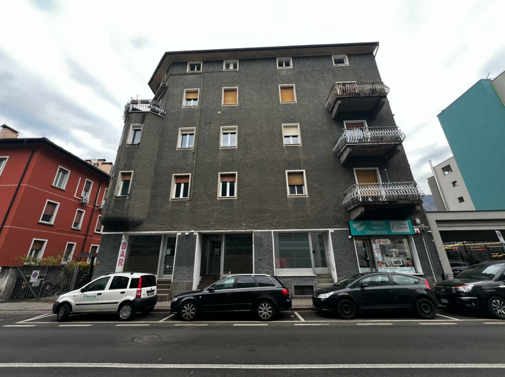 Ufficio/negozio al piano rialzato in zona centrale - Foto 1